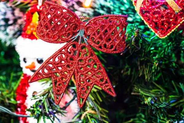 Świąteczne dekoracje wiszące na jodle. Dekorowane Boże Narodzenie t — Zdjęcie stockowe