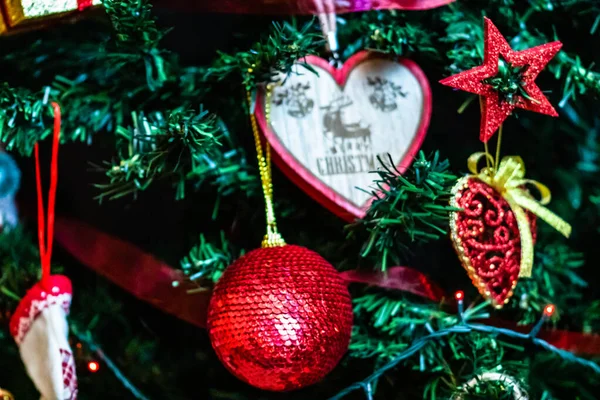 Kerstversiering aan dennenboom. Versierde Kerst t — Stockfoto