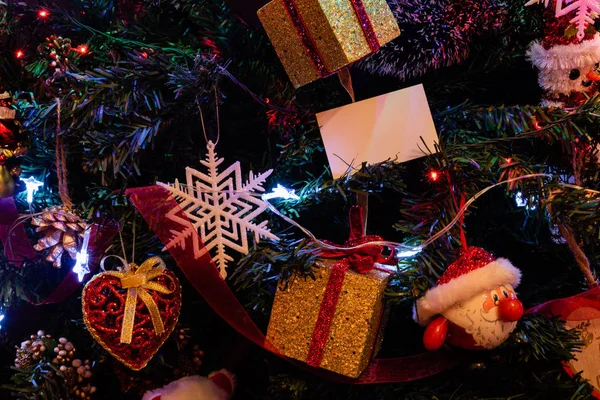 Decorazioni appese di Natale su abete. Decorato t Natale — Foto Stock