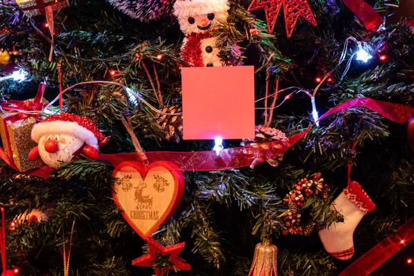圣诞树上挂着圣诞装饰品. 圣诞装饰t — 图库照片