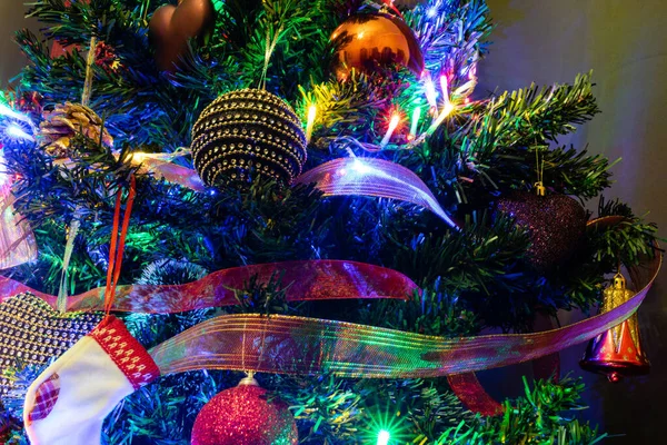 Kerstversiering aan dennenboom. Versierde Kerst t — Stockfoto