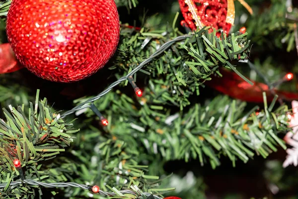 モミの木にクリスマスの吊るし飾り。装飾クリスマスT — ストック写真