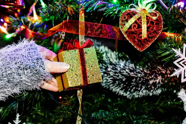 Weihnachtsbaum schmücken, Weihnachtsschmuck von Hand aufsetzen — Stockfoto