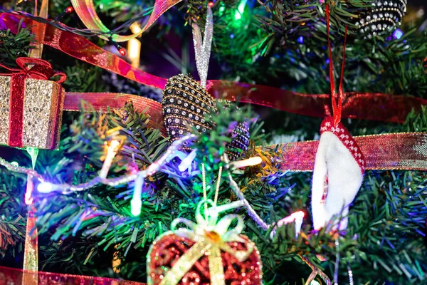 Decorazioni appese di Natale su abete. Decorato t Natale — Foto Stock
