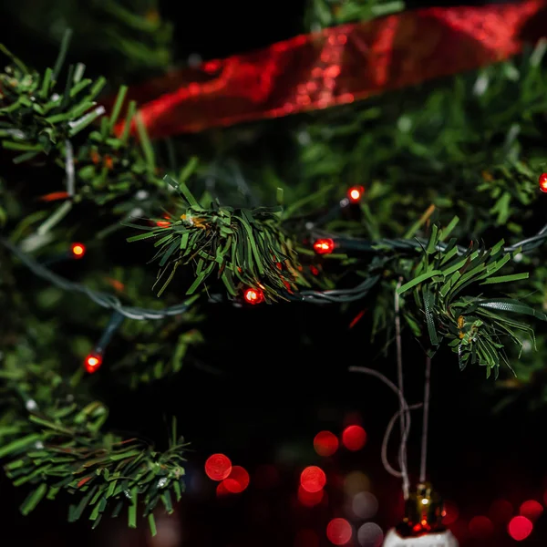 Decorazioni appese di Natale su abete. Decorato t Natale — Foto Stock