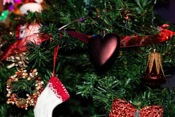 Kerstversiering aan dennenboom. Versierde Kerst t — Stockfoto