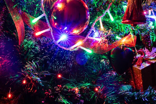 Рождественские украшения на елке. Украшенное Рождество — стоковое фото
