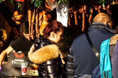 İnsanlar geleneksel domuz eti ürünleri almak için bekliyorlar. 