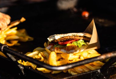 Geleneksel Sırp sokak yemekleri pljeskavica, cevapi, bbq homemad