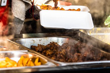 Geleneksel domuz eti ürünlerini güvece koyuyoruz. 