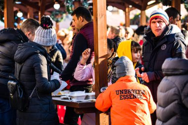 Bükreş 'te Romen geleneksel yemekleriyle öğle yemeği yiyen insanlar 