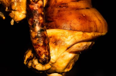 Geleneksel tütsülenmiş domuz eti ürünleri satışta.