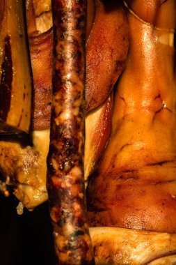 Geleneksel tütsülenmiş domuz eti ürünleri satışta.