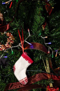 Süslü Noel ağacı, asma süslemeli Firavun frakları