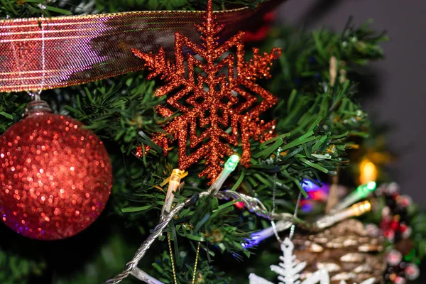 Árvore de Natal decorada, Braches de abeto com decorações penduradas — Fotografia de Stock
