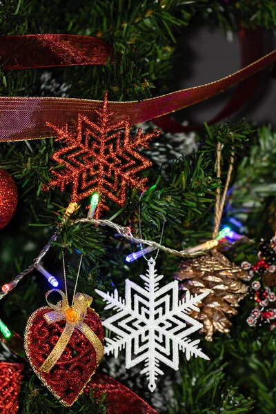 Dekorovaný vánoční stromek, jedlové braches s věšáky — Stock fotografie