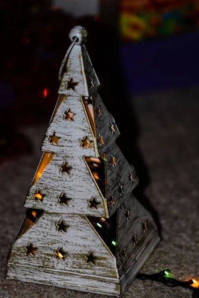 Koncepcja świąt. Biała metalowa lampa świąteczna. Dekorat metalowy — Zdjęcie stockowe
