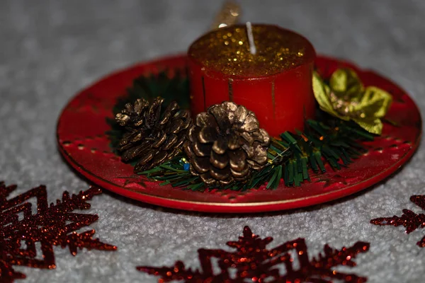 Conceito de Natal, close-up de vela de Natal isolado . — Fotografia de Stock