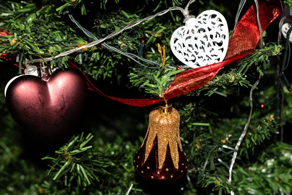 Gedecoreerde kerstboom, Fir braches met opknoping decoraties — Stockfoto