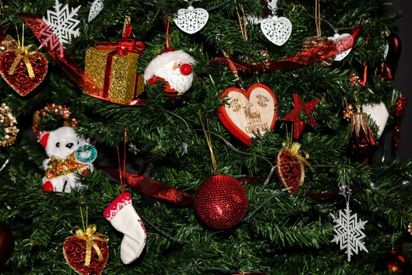 Geschmückter Weihnachtsbaum, Tannenzweige mit hängenden Dekorationen — Stockfoto