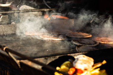 Geleneksel tütsülenmiş domuz eti ürünleri Ch 'de satılmaya hazır.