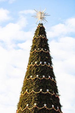 Bükreş 'teki Noel pazarında süslenmiş köknar ağacı.