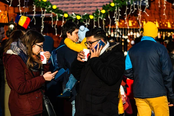 Ludzie z zimowymi płaszczami relaksujący i pijący grzane wino w Ch — Zdjęcie stockowe