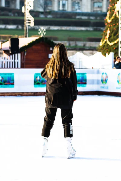 Fille patiner sur la patinoire en plein air. Bucarest, Roumanie, 2019 . — Photo