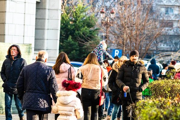 Personnes avec des manteaux d'hiver marchant dans la rue animée du centre-ville de B — Photo