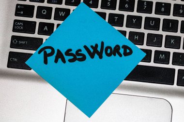 Renkli yapışkan nota yazılıyor. Parola. Parola pap ile metin