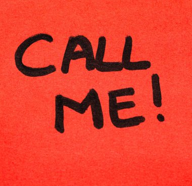 Renkli bir nota yazıyorum. Ara beni. Ara beni babamdan.