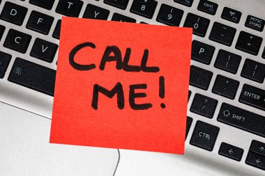 Renkli bir nota yazıyorum. Ara beni. Ara beni babamdan.