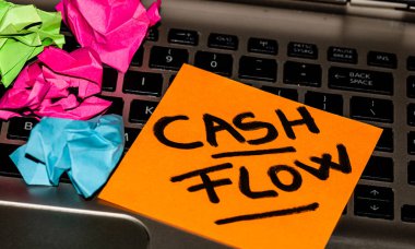 Renkli yapışkan banknotlara para akışı yazılıyor. Nakit akışı olan metin o