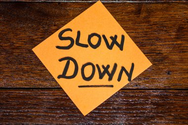 Renkli nota yazmak yavaşla. Yavaşla o ile metin