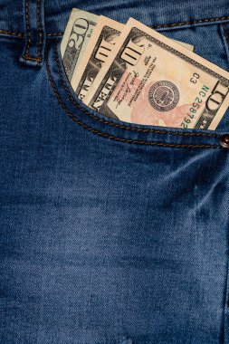 Banknotlar, kot pantolon cebinde para, yakın çekim. Para dışarıda.