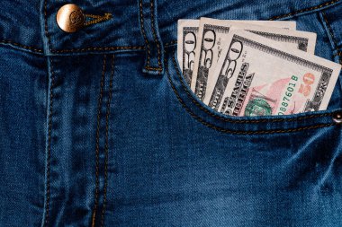 Banknotlar, kot pantolon cebinde para, yakın çekim. Para dışarıda.