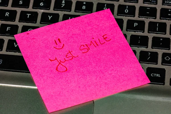 Writing on colorful sticky note Just smile. Text with just smile — Stock Photo, Image