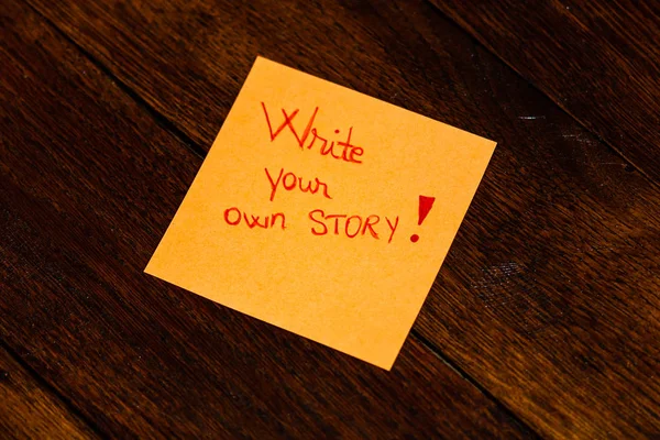 Scrivere su una nota adesiva colorata Scrivi la tua storia. Testo con — Foto Stock