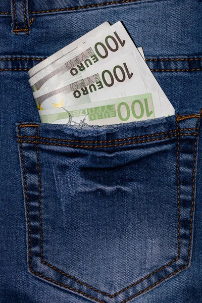 Billets, argent dans une poche de jeans, fermeture. L'argent sort de — Photo