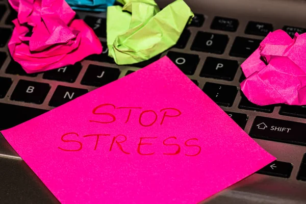 Escrevendo em nota colorida pegajosa Pare de estresse. Texto com Stop stre — Fotografia de Stock