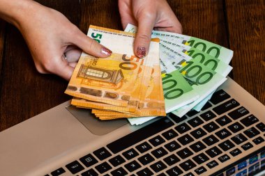 Ahşap ofis masasında farklı nesneler. Modern ahşap ofis