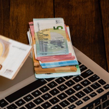 Ahşap ofis masasında farklı nesneler. Modern ahşap ofis