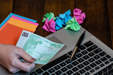 Ahşap ofis masasında farklı nesneler. Modern ahşap ofis