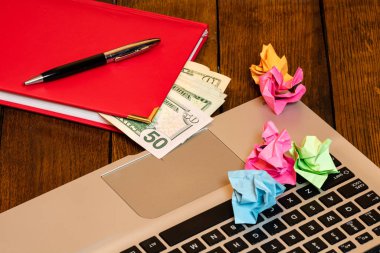 Ahşap ofis masasında farklı nesneler. Modern ahşap ofis