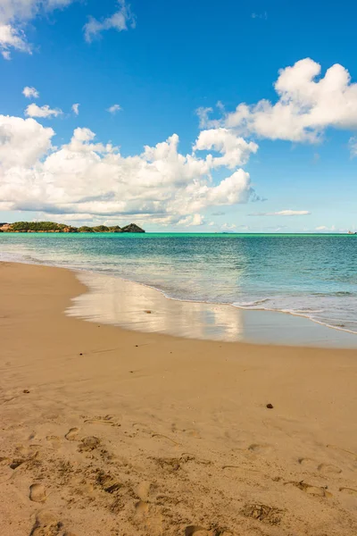 Playa tropical idílica en Antigua isla del Caribe con blanco — Foto de Stock