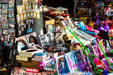 Oyuncaklar ve hediyelik eşyalar Bal 'in merkezindeki sokakta satılıyor.