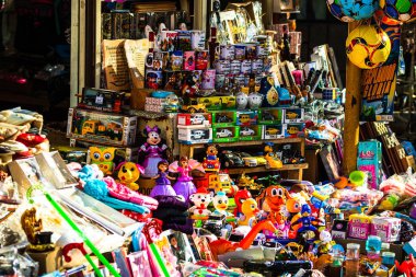 Oyuncaklar ve hediyelik eşyalar Bal 'in merkezindeki sokakta satılıyor.