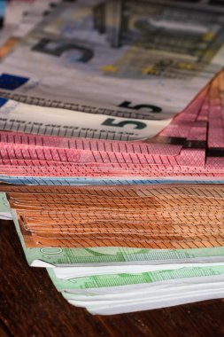 Euro banknotlarının ayrıntıları. Masanın üzerinde duran banknotun kapanışı