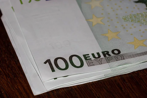 Détail sur le billet de 100 euros. Gros plan sur le billet disposé sur ta — Photo