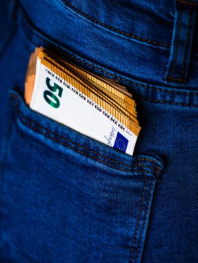 Banknotlar kapanıyor, para kot pantolonun cebinde. Avro çubuğu